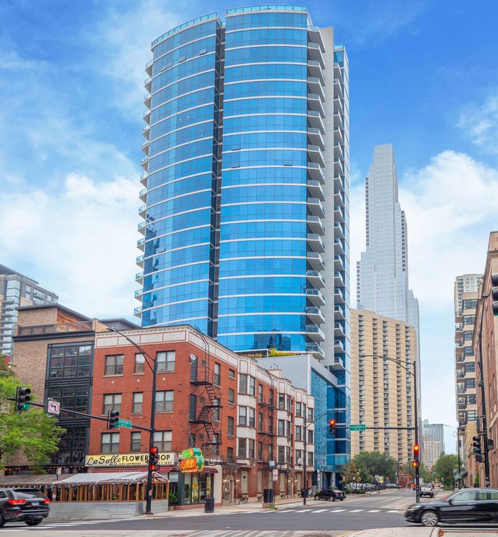 110 W Superior St #1702, Chicago, IL 60654