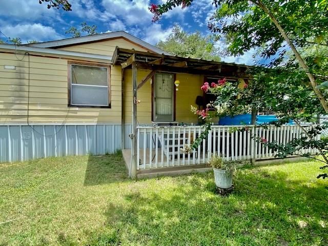 120 Arrowhead Dr, Smithville, TX 78957
