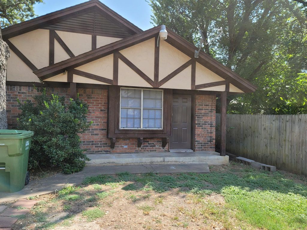 720 N Main St, Springtown, TX 76082