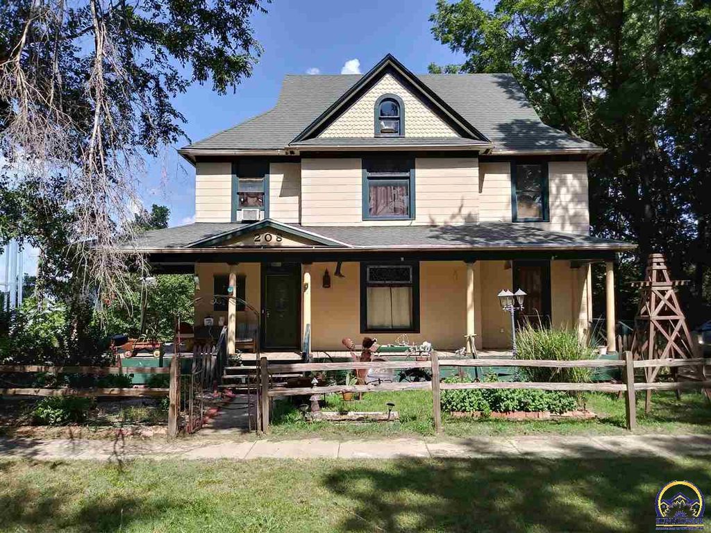 208 Highland Ave, Hoyt, KS 66440 See Est. Value, Schools & More