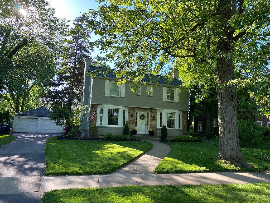 21 Darwin Dr, Amherst, NY 14226