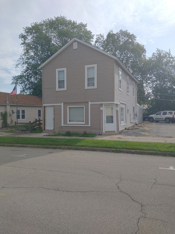 220 S Locust St, Delavan, IL 61734