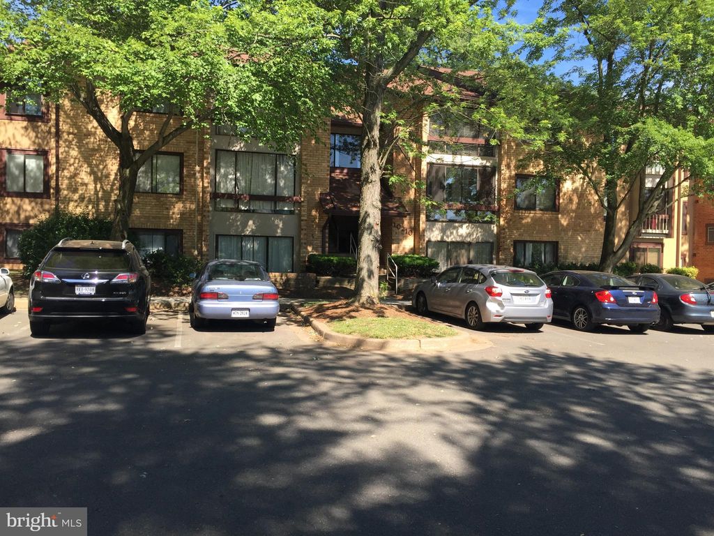 10210 Bushman Dr #303, Oakton, VA 22124