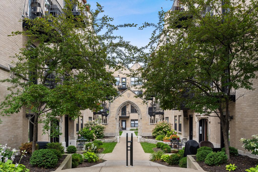 4444 N Damen Ave #1E, Chicago, IL 60625