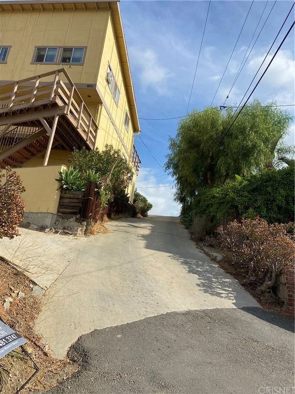 11487 Aucas Dr, Chatsworth, CA 91311