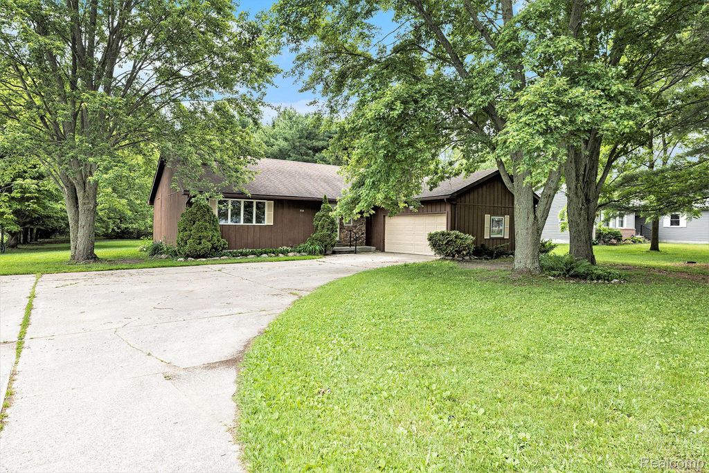 4144 Bonisteel Rd, Fort Gratiot, MI 48059