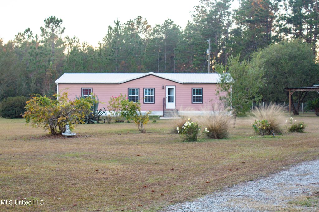 6008 Perry St, Moss Point, MS 39562