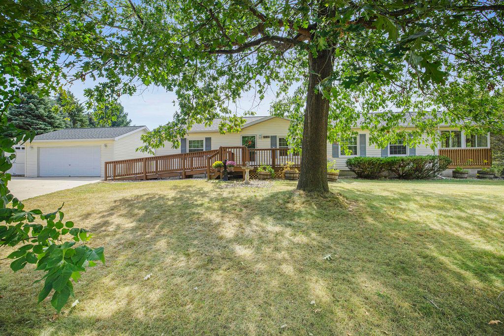 281 Mirror Dr, Jerome, MI 49249