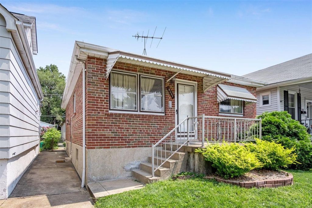 4111 Burgen Ave, Saint Louis, MO 63116