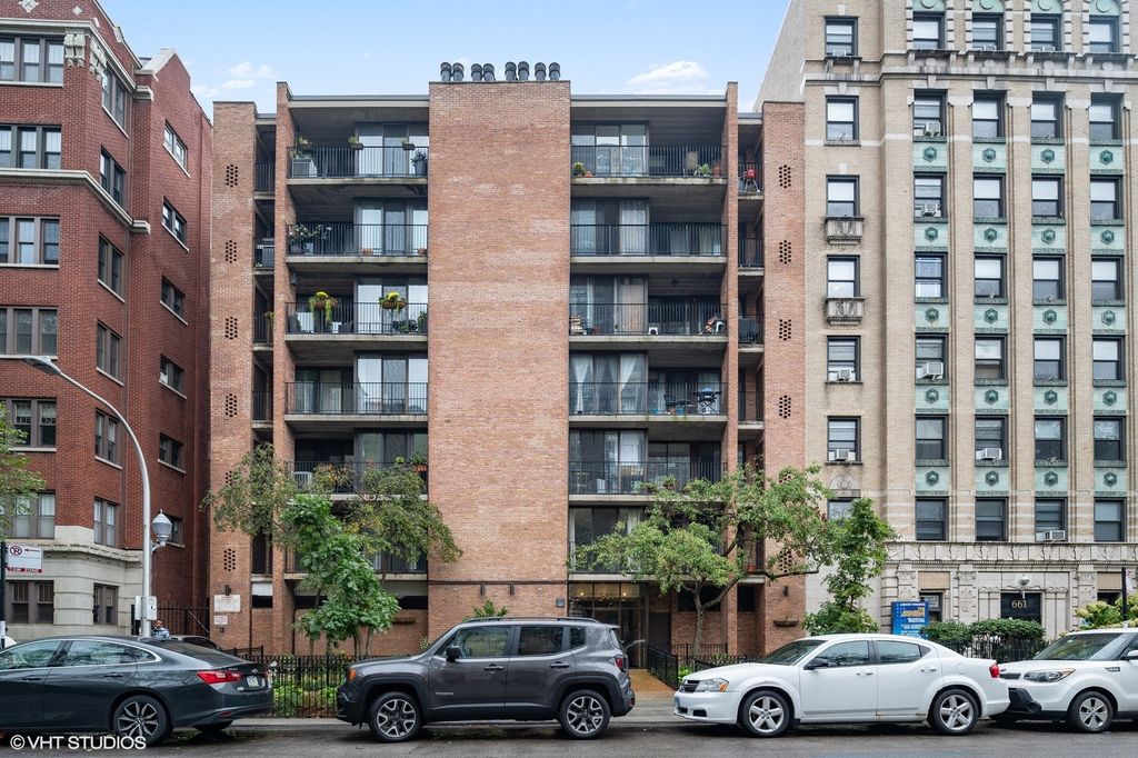 651 W Sheridan Rd #2C, Chicago, IL 60613