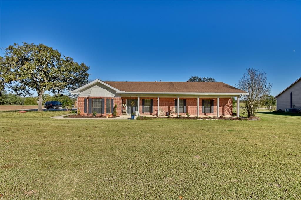 6143 Homeland Ln, Brenham, TX 77833