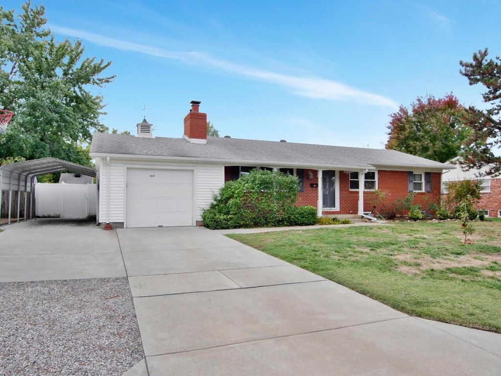 1020 N Murray Ct, Wichita, KS 67212