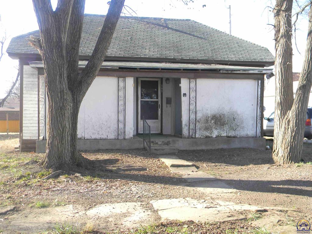 107 S Prairie St, Yates Center, KS 66783 2 Bed, 1 Bath SingleFamily