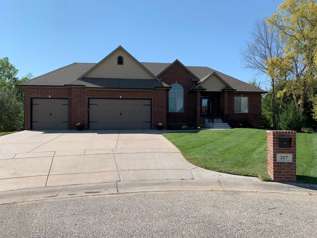217 N Gateway Ct, Wichita, KS 67230