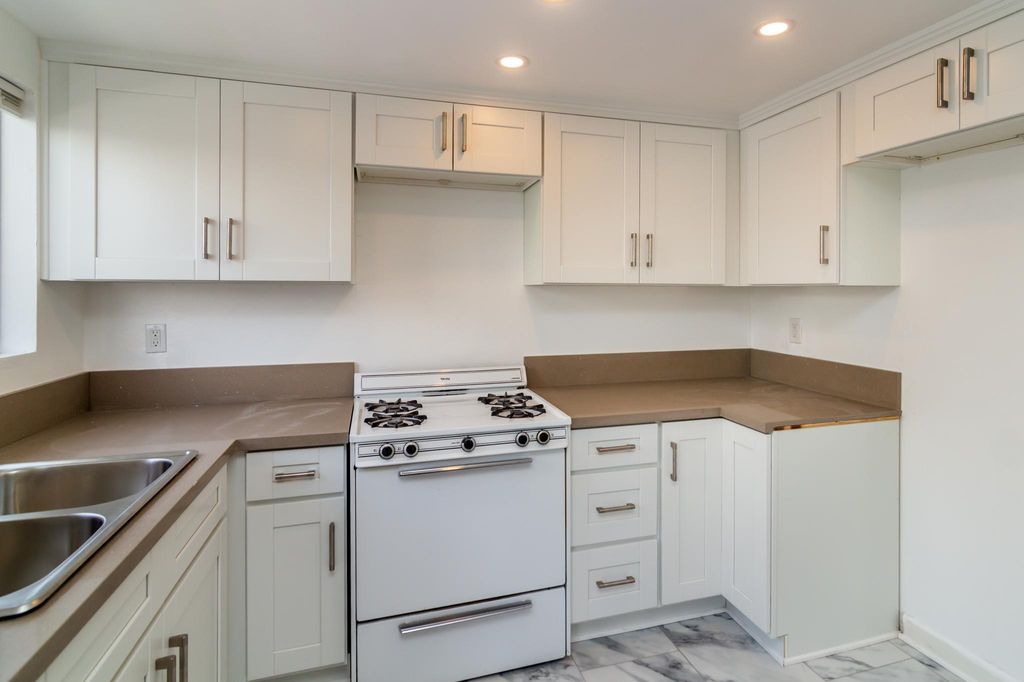 606 N Oxford Ave #301, Los Angeles, CA 90004