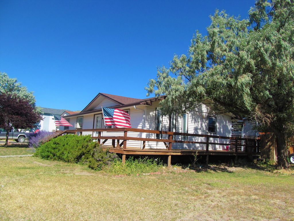 821 E Murray St, Rawlins, WY 82301