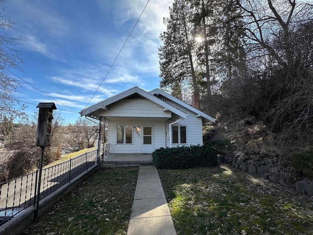 301 W  Spring St, Colfax, WA 99111