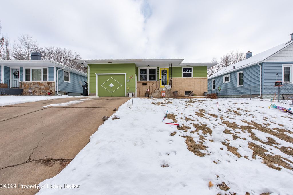 604 2nd Ave E, Dickinson, ND 58601