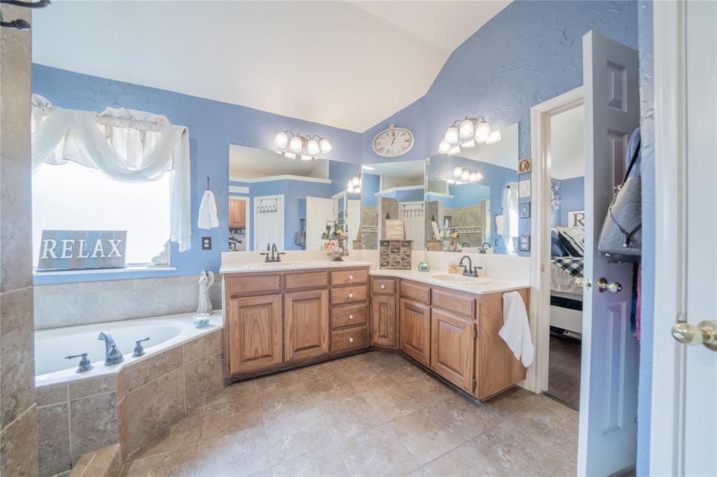 929 W Redbud Dr, Hurst, TX 76053 - 4 Bed, 2 Bath Single-Family Home