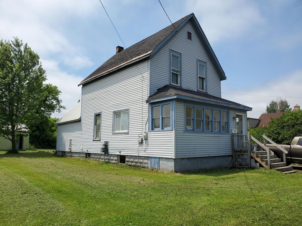 944 Maple St, Sault Sainte Marie, MI 49783