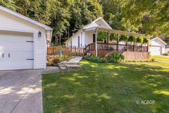 584 Pleasantview Ave, Nelsonville, OH 45764