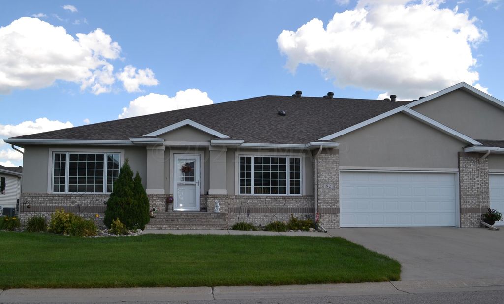 1821 Evergreen Way, West Fargo, ND 58078