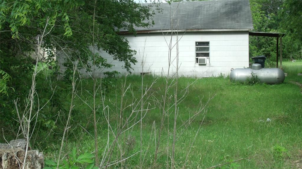 521 E 12th St, Flatonia, TX 78941