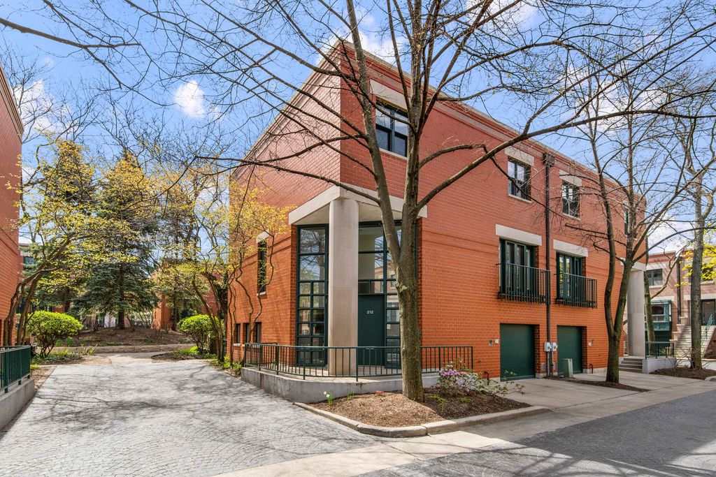 641 W Willow St #212, Chicago, IL 60614