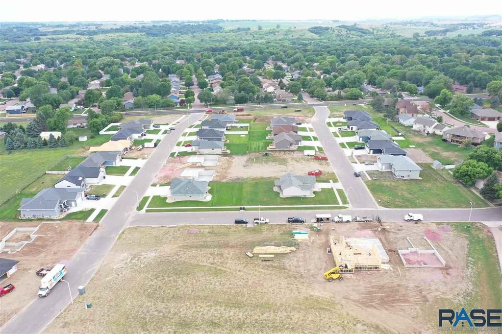 124 E Birchwood Dr, Brandon, SD 57005