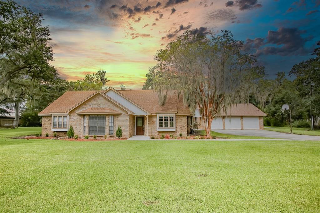 211 Bayou Rd, Lake Jackson, TX 77566