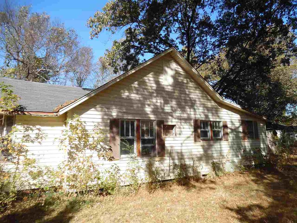 147 Vick Rd, Bradford, TN 3 Bed, 1 Bath SingleFamily Home 6 Photos