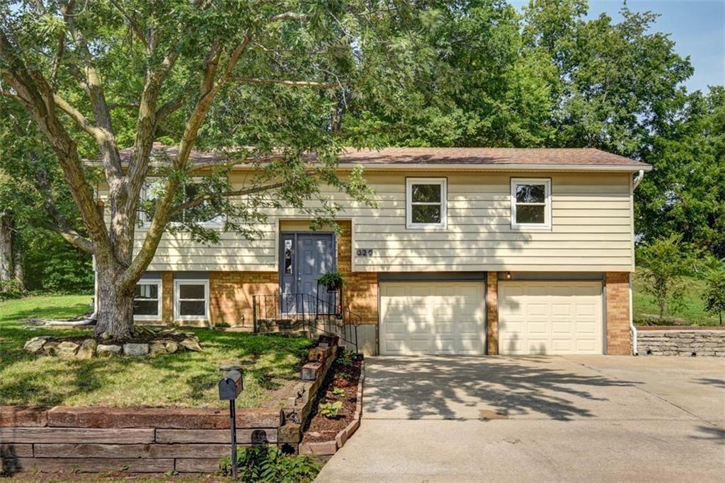 320 Dundee Rd, Smithville, MO 64089