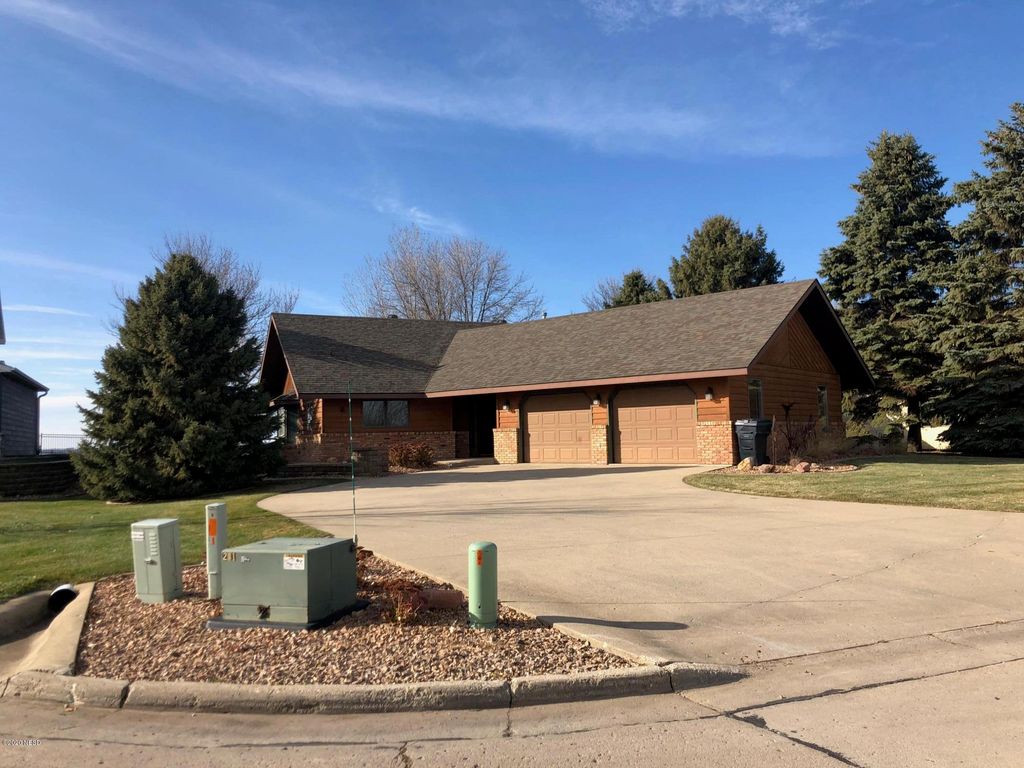 76 Paradise Dr, Watertown, SD 57201 3 Bed, 2 Bath SingleFamily Home