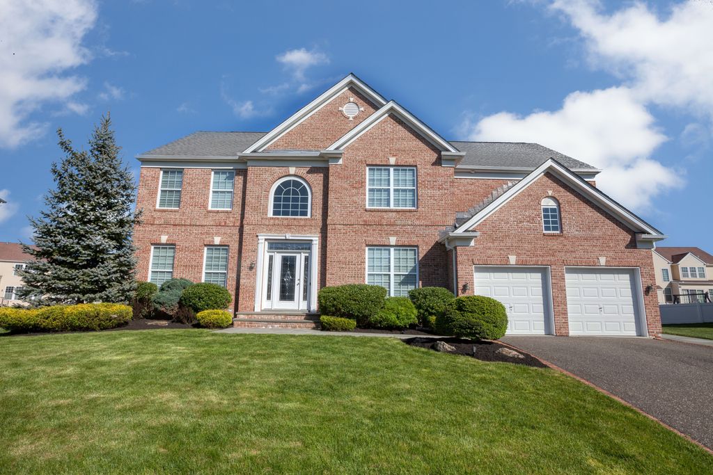 21 Oakland Hills Dr, Mount Sinai, NY 4 Bed, 4 Bath SingleFamily Home