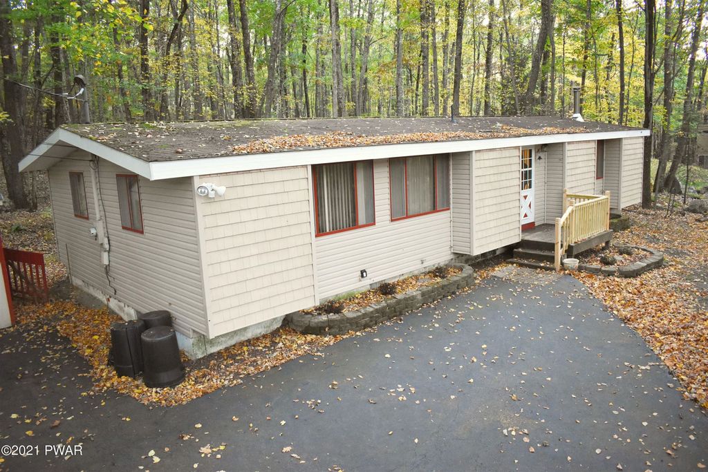 104 Blueridge Ln, Hawley, PA 18428
