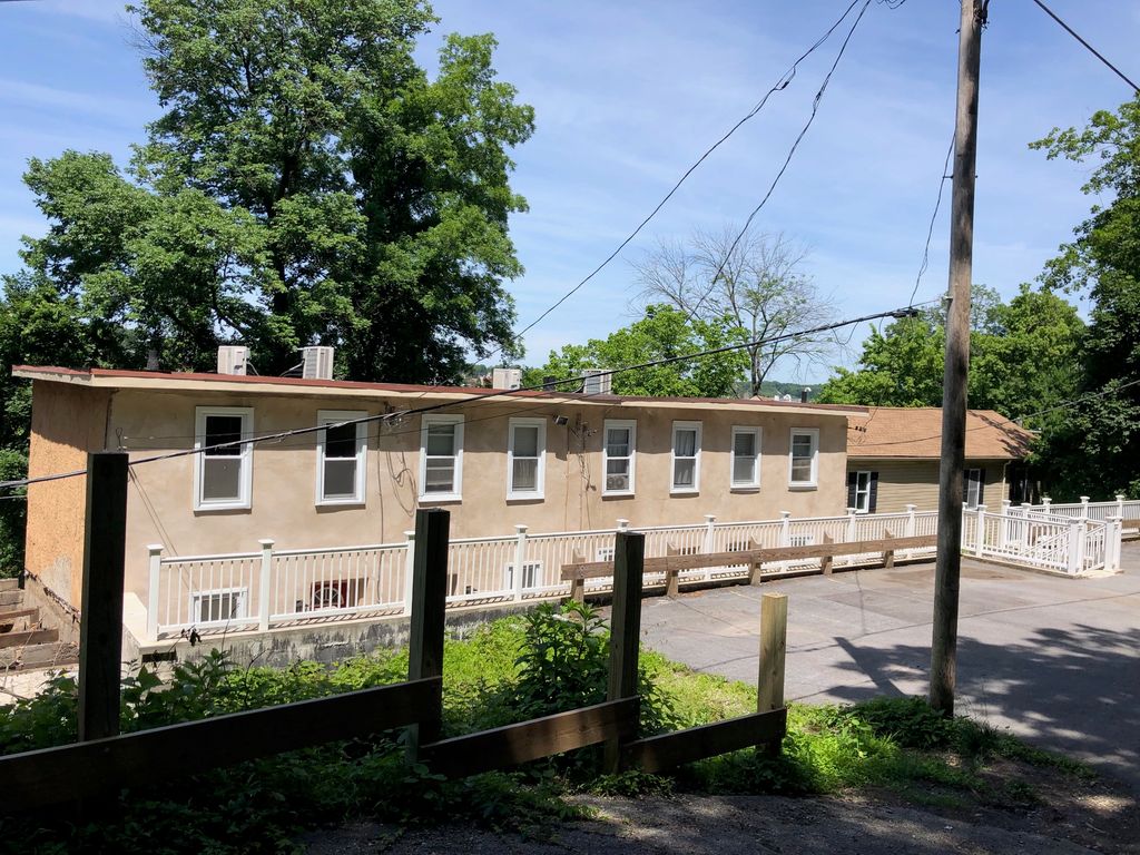8 Woodmont Rd, Conshohocken, PA 19428