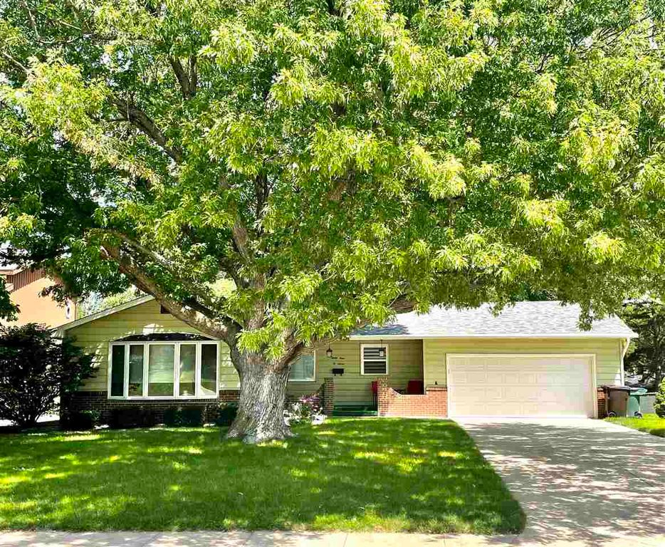 3407 Lakeview Dr, Kearney, NE 68845