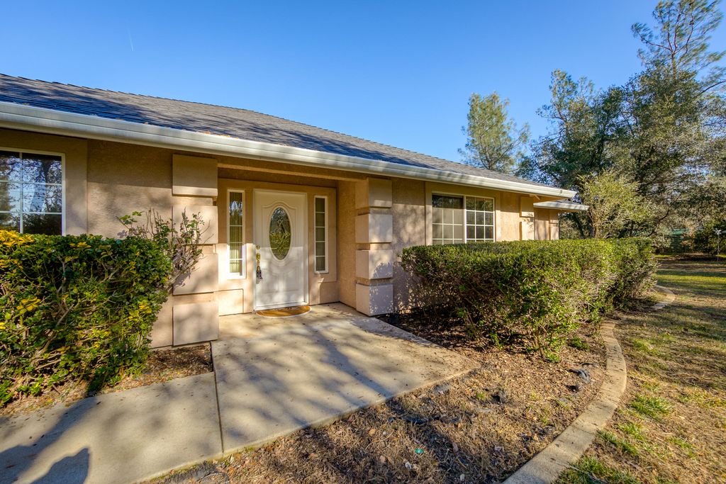 16840 Hawthorne Ave, Anderson, CA 96007