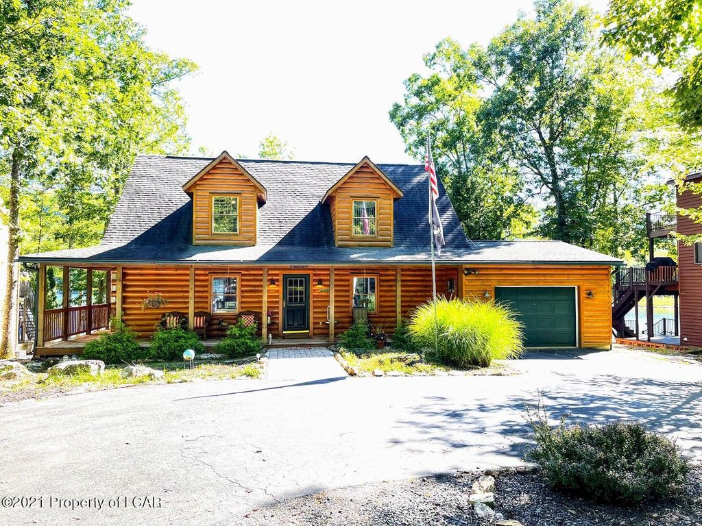 326 W Lake Valley Dr, Hazleton, PA 18202
