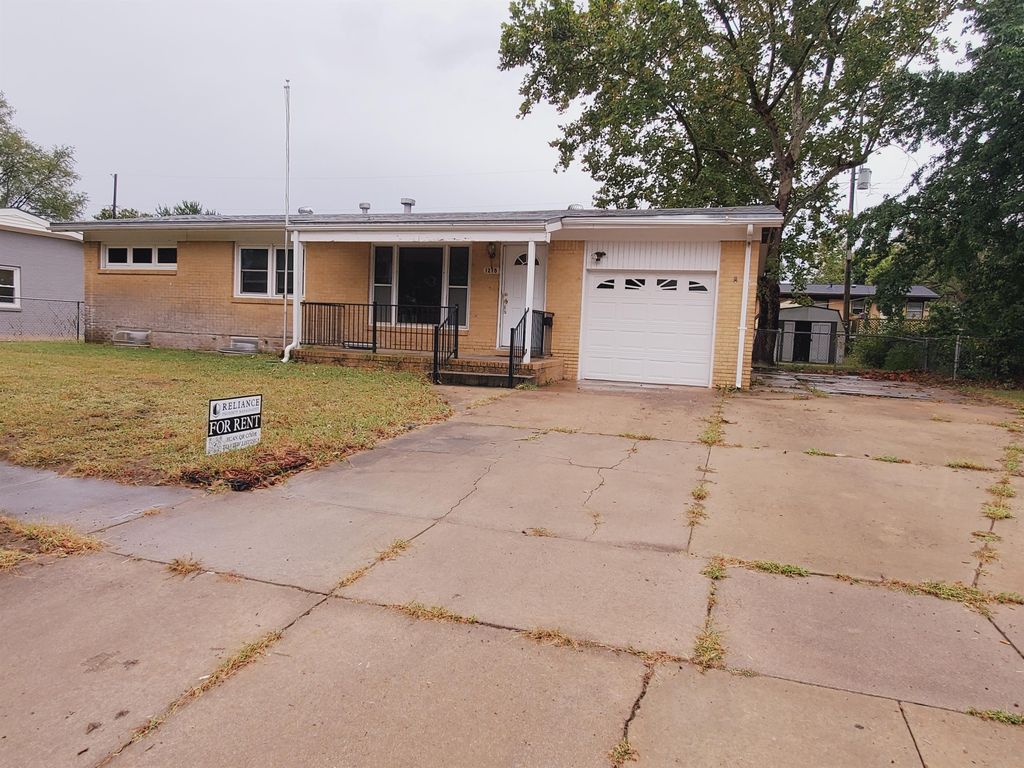 1215 E El Monte St, Wichita, KS 67216