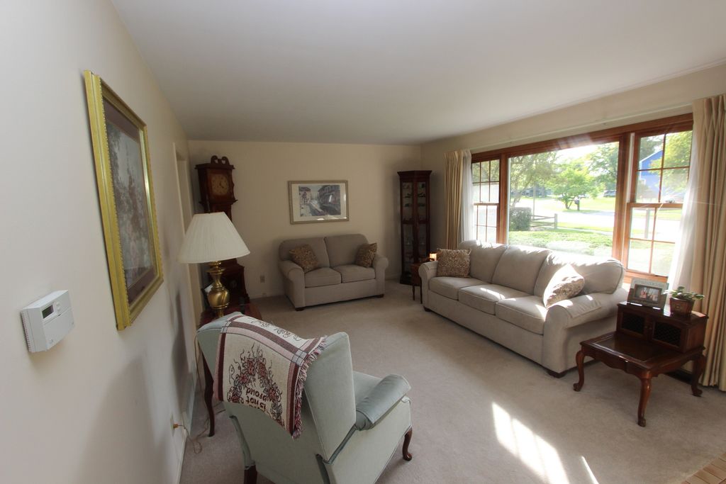 1258 Bunker St, Woodstock, IL 60098