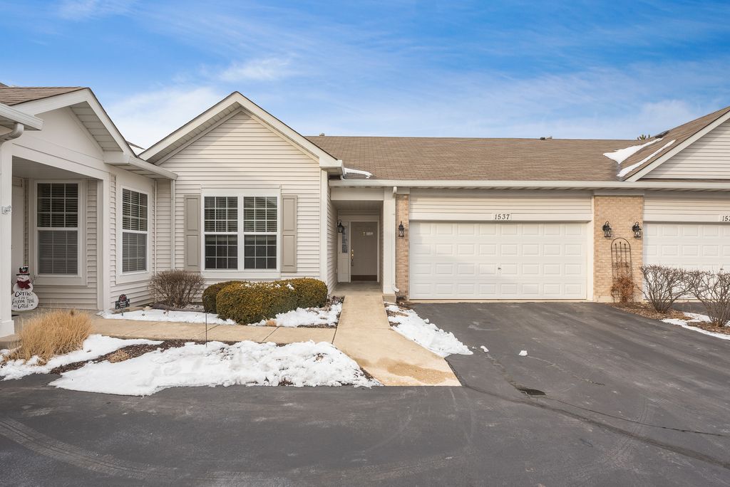 1537 W Ludington Cir, Romeoville, IL 2 Bed, 2 Bath Condo 19 Photos