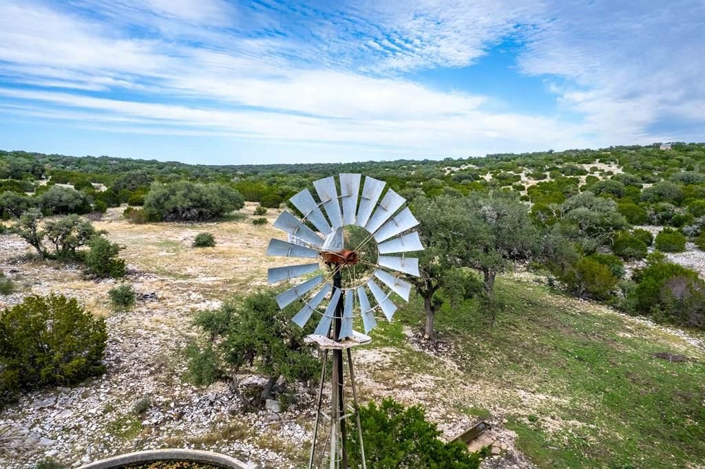 528 Windmill Rd, Rocksprings, TX 78880