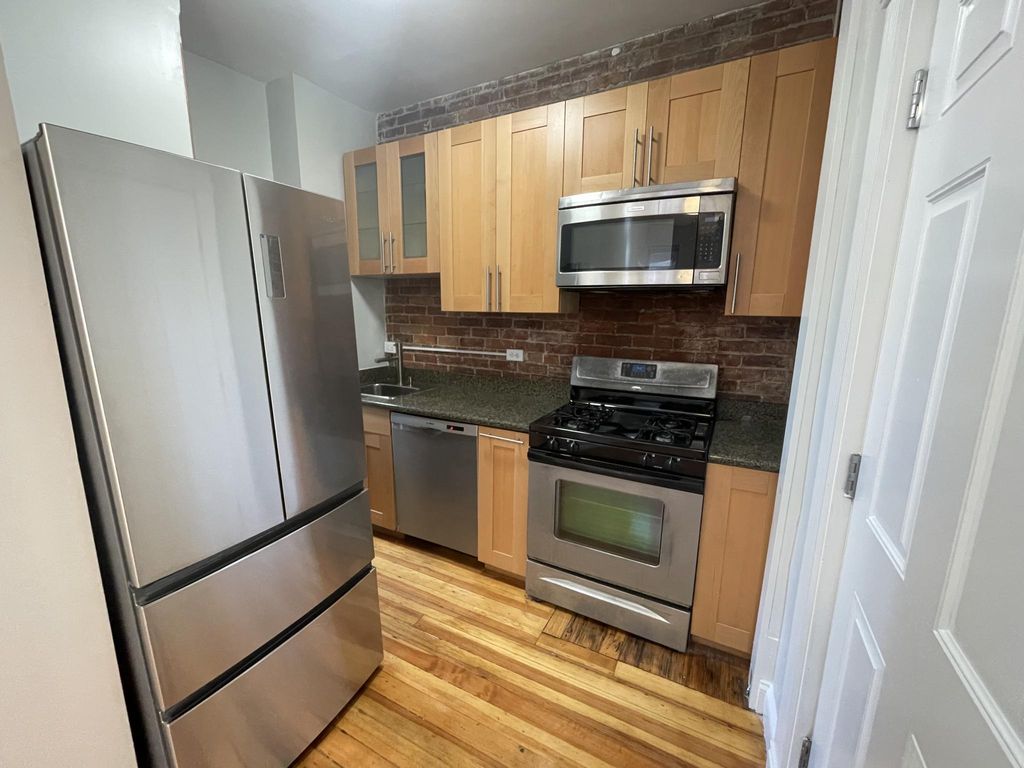 232 Hanover St #4, Boston, MA 02113