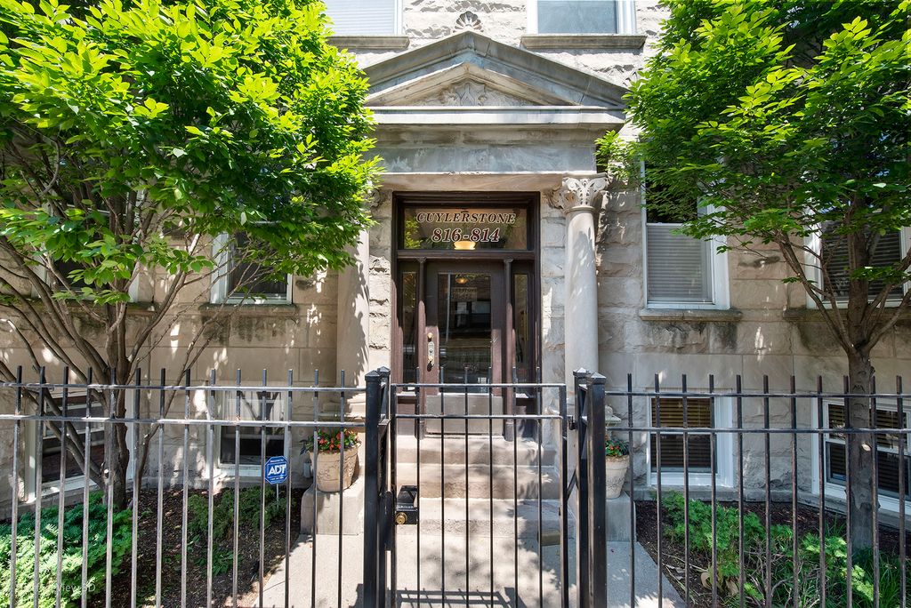 814 W Cuyler Ave #1E, Chicago, IL 60613