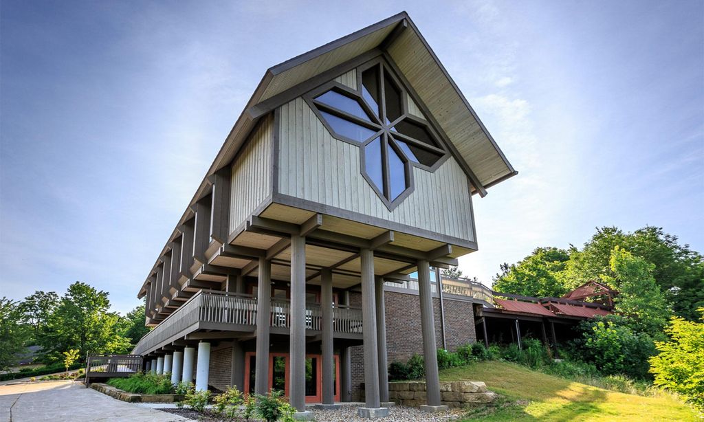 1551 Treetop Trl, Akron, OH 44313