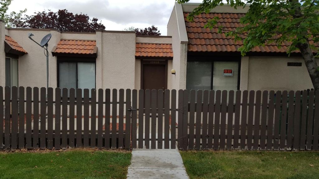 1040 Baywood Dr #B, Sparks, NV 89434
