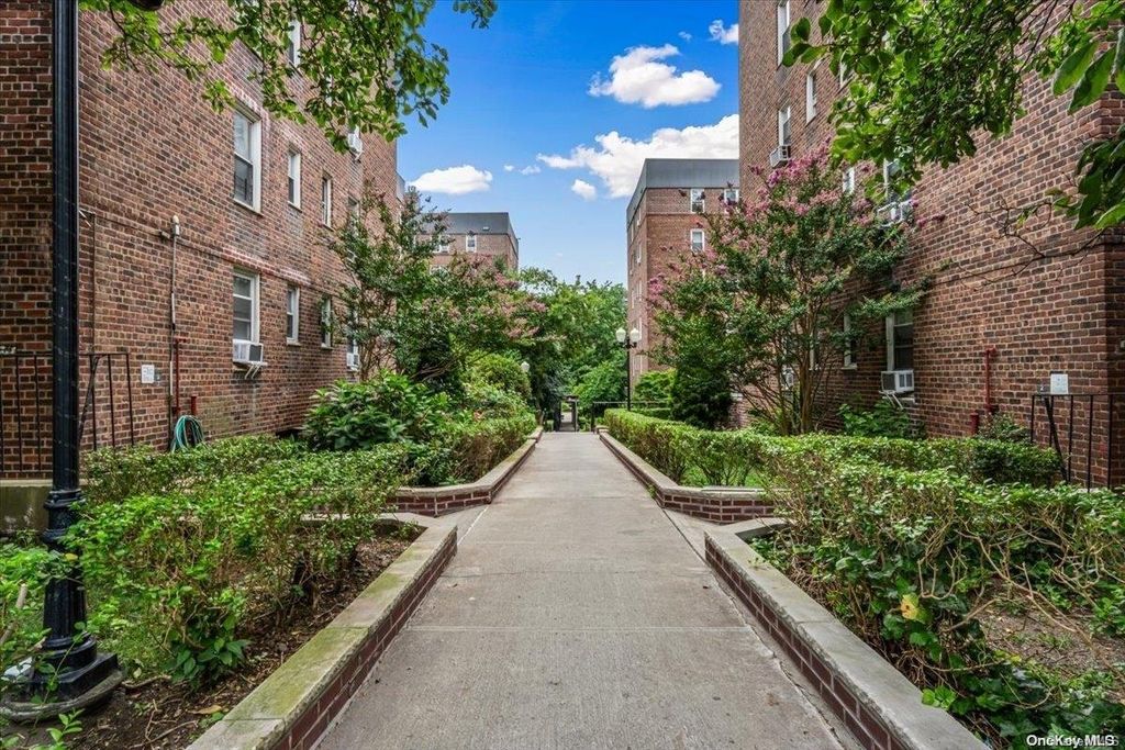 67-10 108th Street #2D, Forest Hills, NY 11375