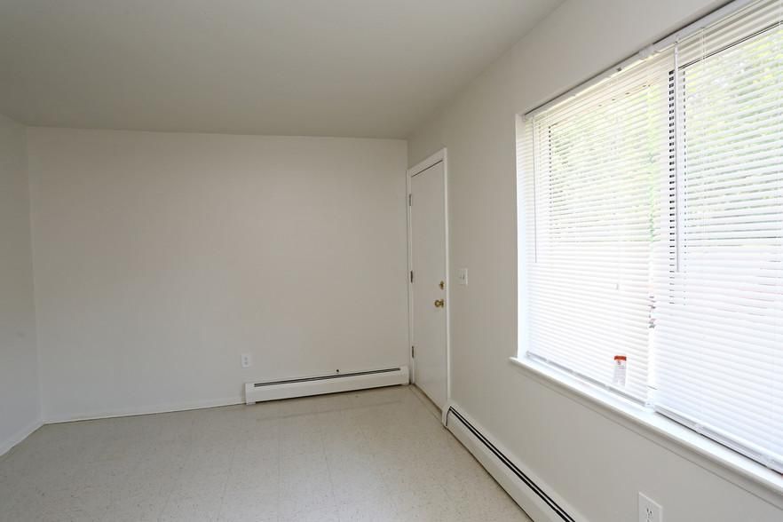 300 Britannia St, Meriden, CT 06450