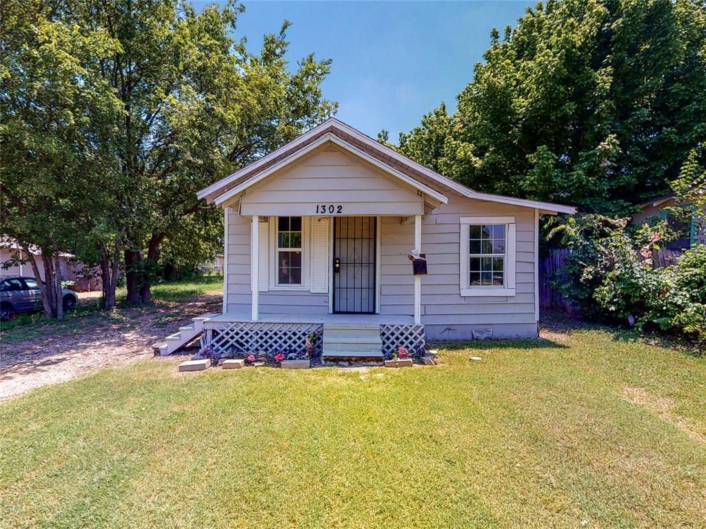 1302 E Jessamine St, Fort Worth, TX 76104